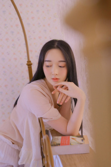 公咬着小娇乳H边走边欢视频